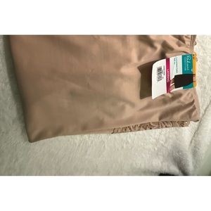 Vanity Fair Women’s half slip. Size Medium in Honey Beige NWT